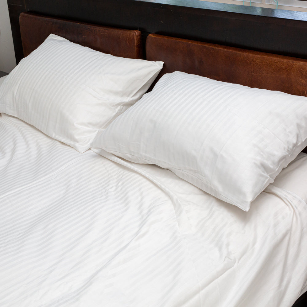 סט מצעים מלא עשוי סאטן פסים לבנים