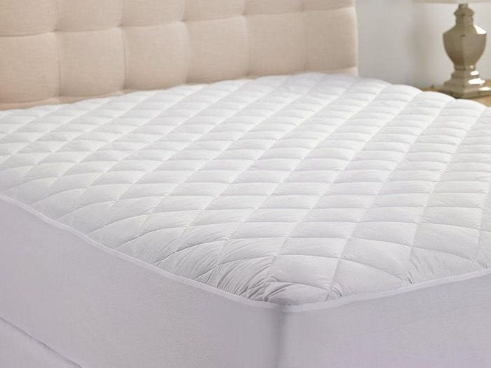 מגן מזרן מרופד על המיטה